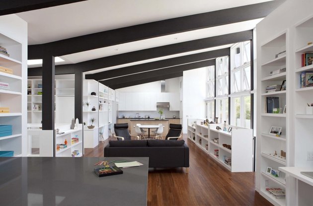 offene-regale-weiss-wohnraum-schwarze-dachsparren moderne Wohnungsgestaltung