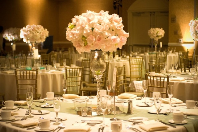 Hochzeit weiße Blumen vintage silberne Vasen