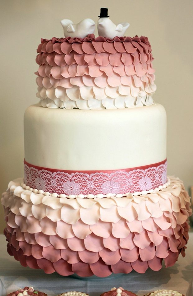 Hochzeit Torte weiße Schokolade Vögel Figuren rosa Zuckerblumen Tortenband