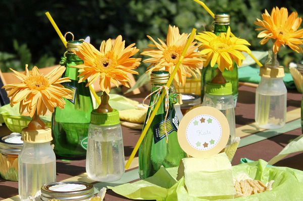 outdoor-babyparty-gelbe-gerbera-blumen-babyflaschen-vasen