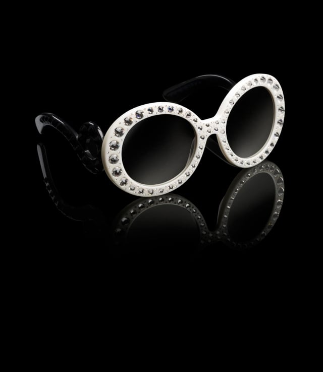 prada-damen-kollektion-weiße-brille-Eyewear-strass-Accessoires