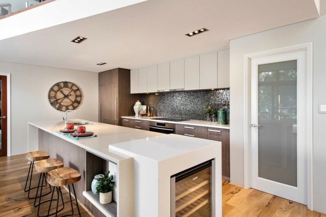 praktische kleine Küche skandinavischen Stil Tür Küchenrückwand weiße Oberschränke