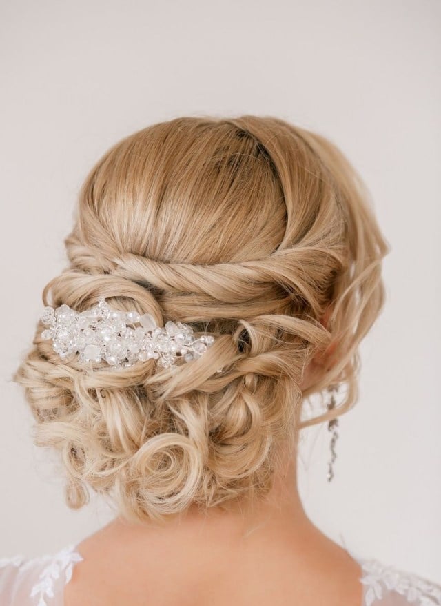 romantische-Steckfrisur-mit-Blüten-gedrehte-haarsträhne