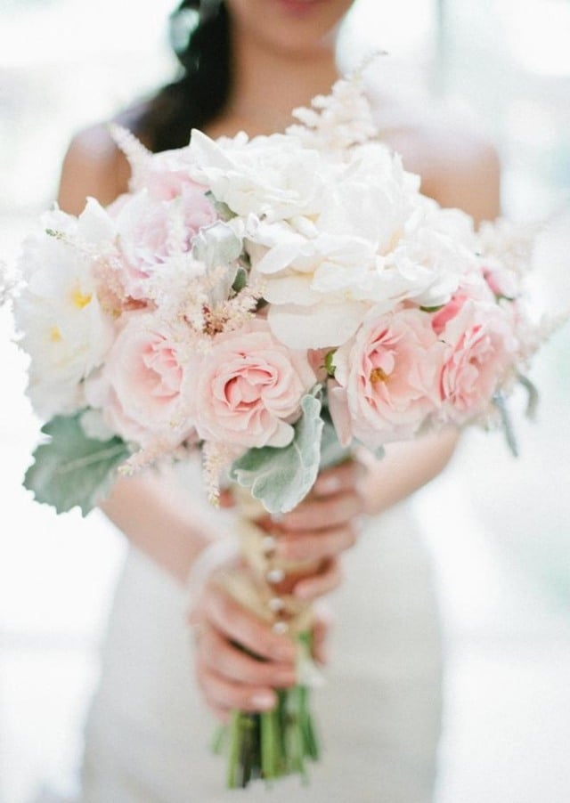 romantisches-Aussehen-schicke-Blumen-im-Brautstrauß-rosafarbene-weiße-Rosen