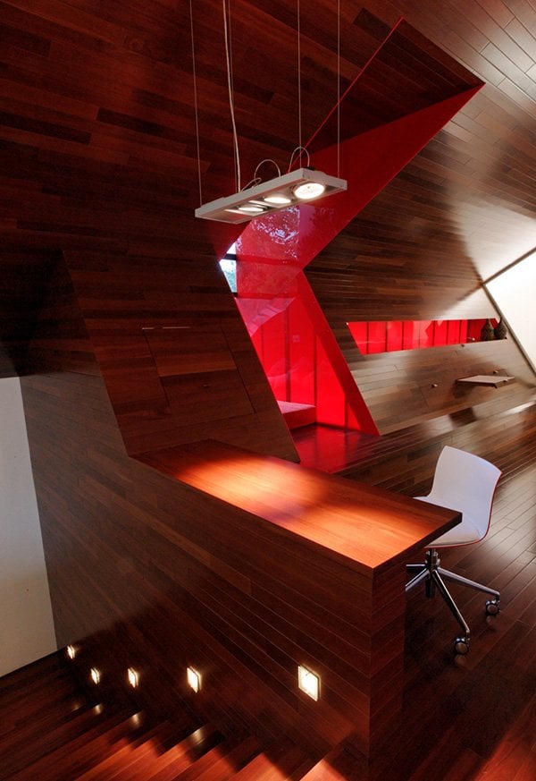 rote-akrylplatten-gegensatz-holzverkleidung moderne Wohnungsgestaltung
