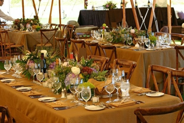rustikale Tischdeko Ideen Weinflasche dekorieren Blumengestecke