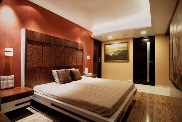 schlafzimmer-beige-ziegelrot-braun-einbauleuchten