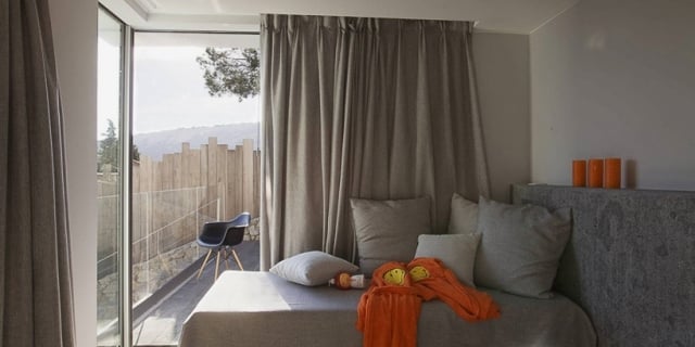 schlafzimmer-einzelbett-raumhohe-verglasung-leseecke