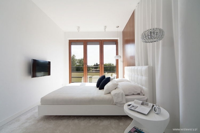 schlafzimmer-minimalistisch-weiss-tepichboden-wand-fernseher