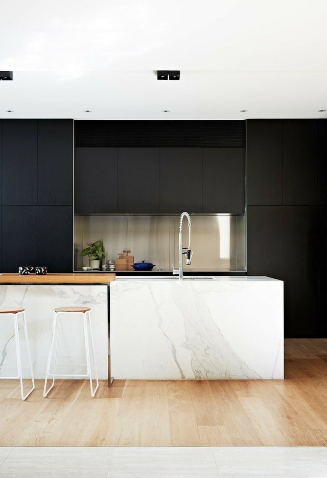 minimalistische Küche Marmor Theke Spüle Küchenrückwand grifflose Oberschränke