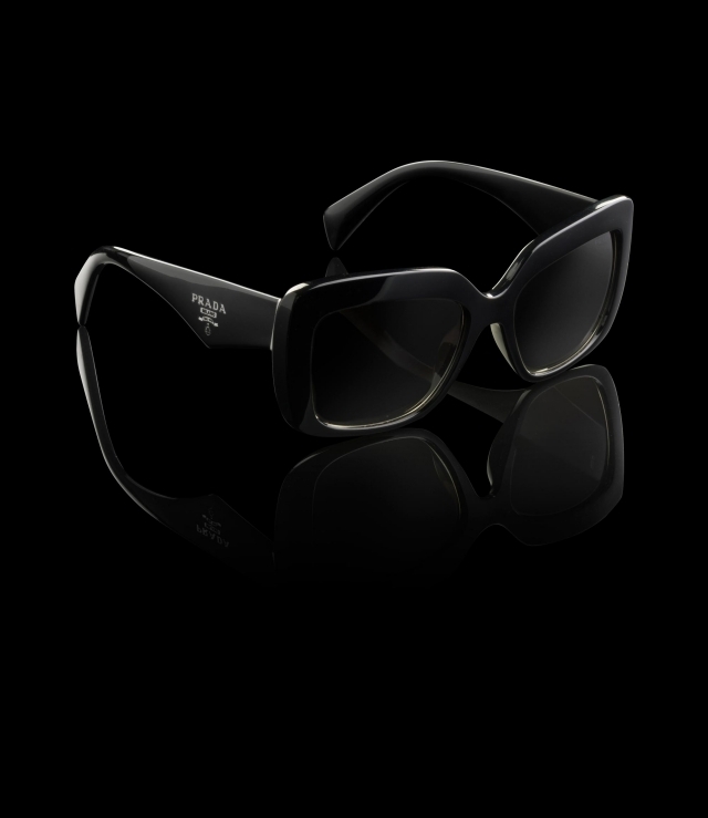 schwarze-Brillenbügel-mit-Logo-Prada-rechteckiger-rahmen