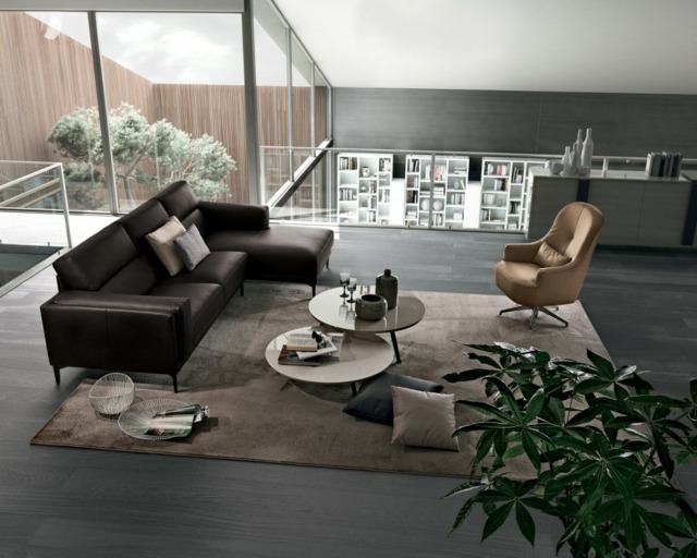 Etagenwohnung-dunkle-Möbel-Sofabereich