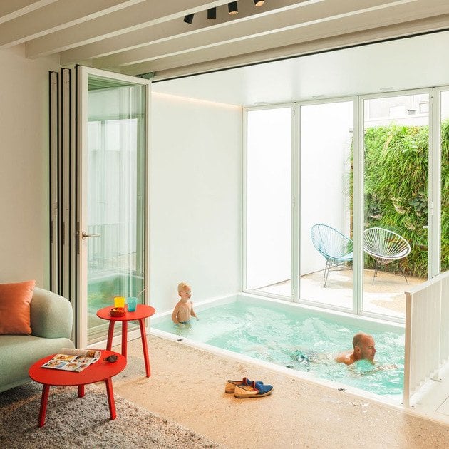 schwimmbad-wohnzimmer-falttueren-umgeschlossen moderne Wohnungsgestaltung 