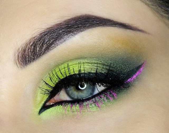 sommer-augen-grün-geschminkt-umwerfende-Augenbrauen