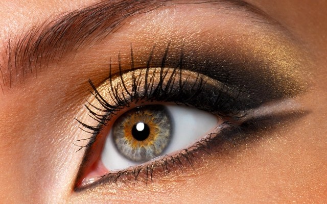 sommer-makeup-eyelashes-künstlich-gold-schimmernde-lidschatten-eyeliner