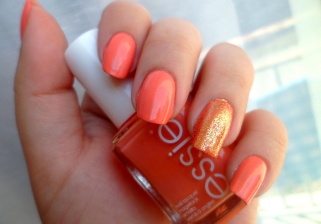 sommernägel nagellackfarbe orange koralle ringfinger goldener glitzer
