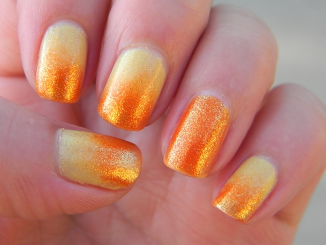 sommernaegel-ombre-effekt-gelb-orange-glitter