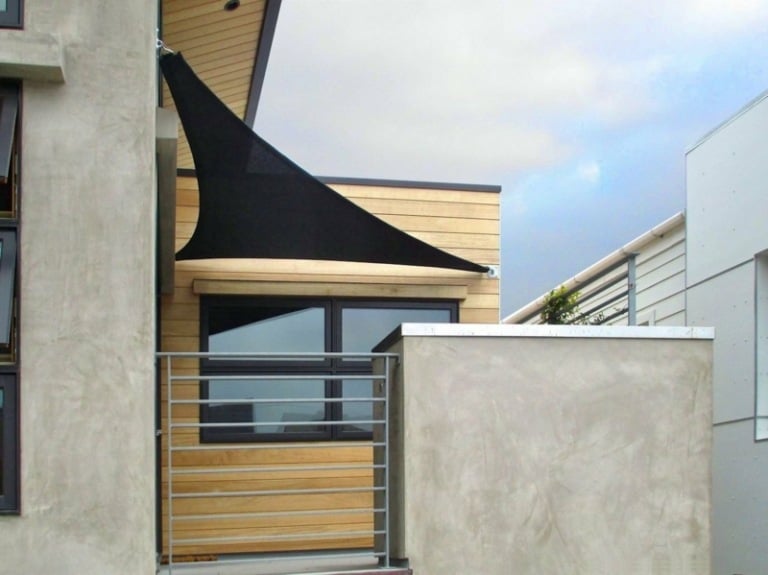 sonnensegel für balkon klein schwarz dreieck beton holzverkleidung fassade