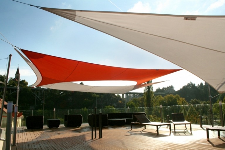 sonnensegel für balkon orange weiss idee grosse terrasse glasgelaender