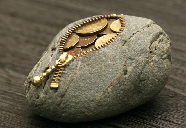 stein reißverschluss portmonaie geld skulptur effekt