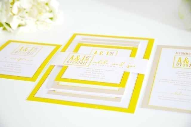 stilvolle Einladungskarten ausdrücken gelb weiß Set