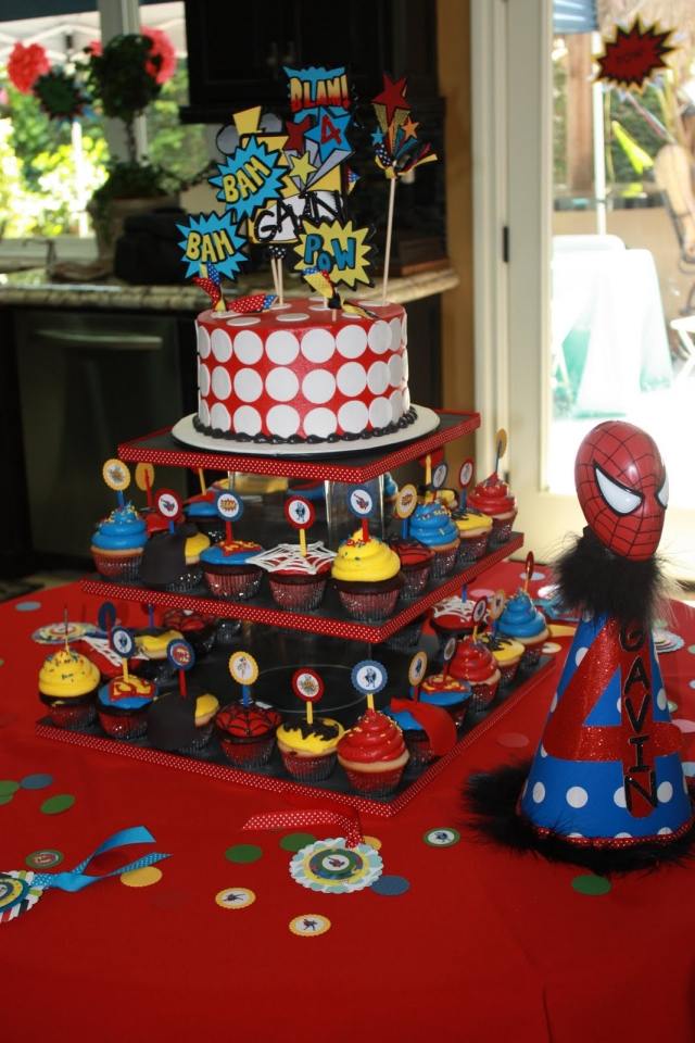 superhelden-kindergeburtstagstorte-cupcakes-deko