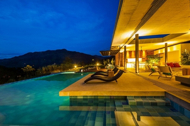 terrasse-pool-nachtbeleuchtung-rattan-sonnenliegen