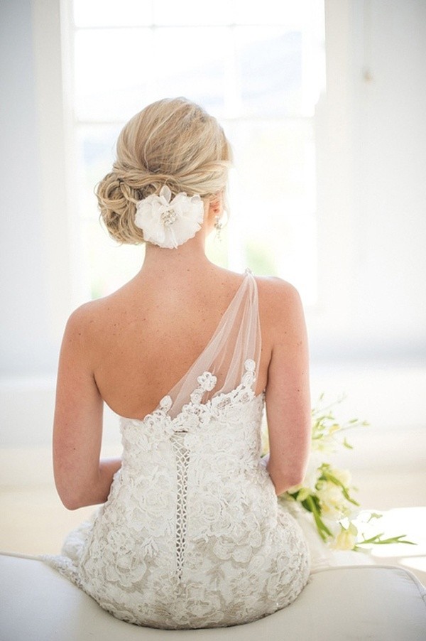 typische-Frisur-Hochzeit-Dutt-Varianten-verdreht-seitlich-getragen-Blumenschmuck