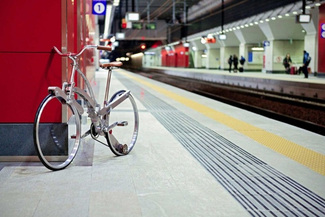 u-bahn-fahrrad-klappbar-weiß-metallic-bild