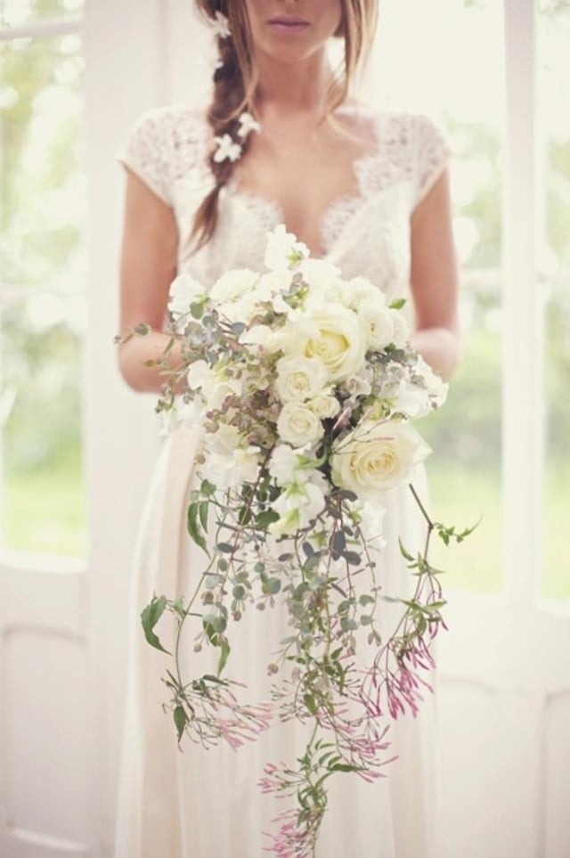 moderner fließender Strauß-Gestaltungsideen weiße Rosen-Hochzeit Brautkleid