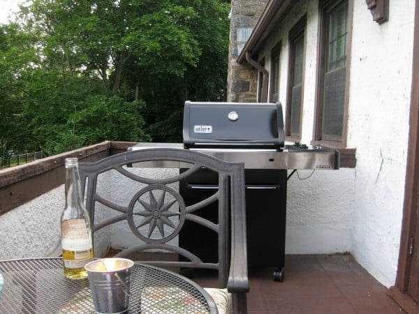 vorbild-tisch-grill-terrasse-nahes-bild