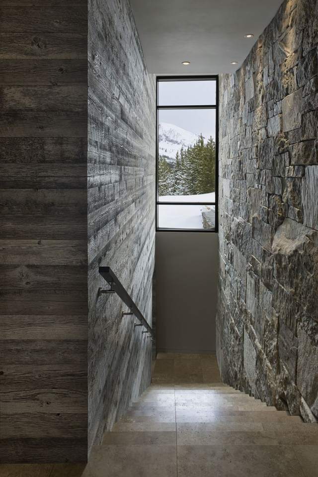 wandgestaltung-altholz-graue-farbe-natursteinwand-treppen-fliesen-belegt