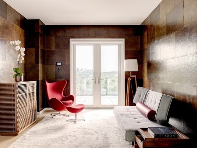 wandgestaltung-dekorative-paneele-metall-effekte-braun-wohnzimmer-modern