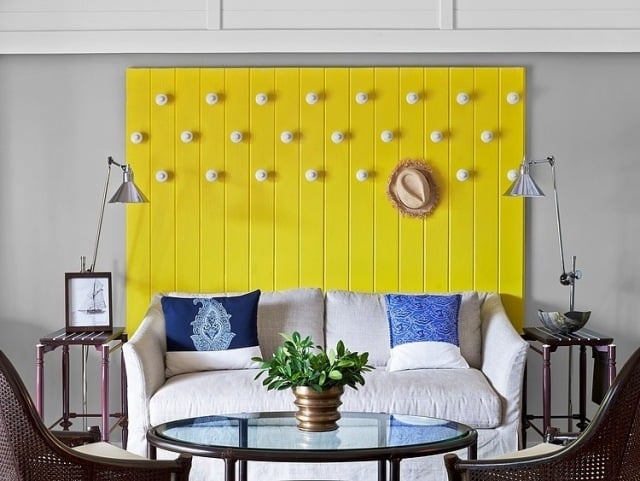 wandgestaltung-holzdielen-gelb-gestrichen-wohnzimmer