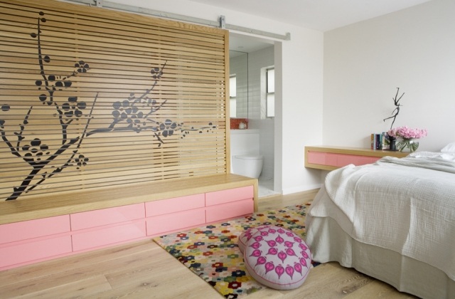 wandgestaltung-holzlatten-trennwand-florale-dekoration-schlafzimmer-weiss-rosa
