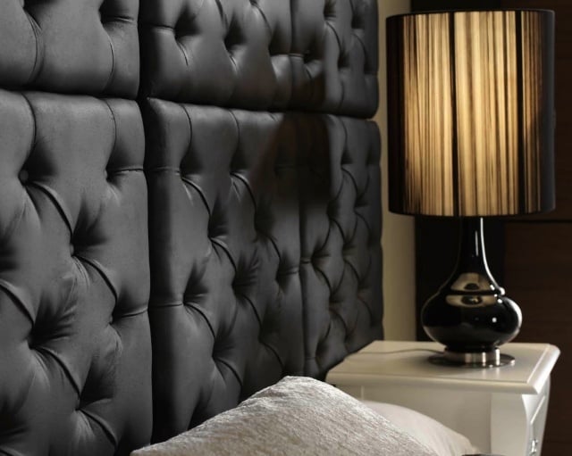 wandplatten-gesteppt-gepolstert-schwarz-schlafzimmer-wandgestaltung