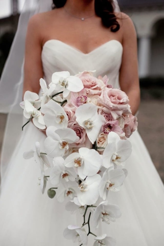 wasserfall-fließender-Blumenstrauß-weiß-rosa-Blüten-Hochzeit-Trends