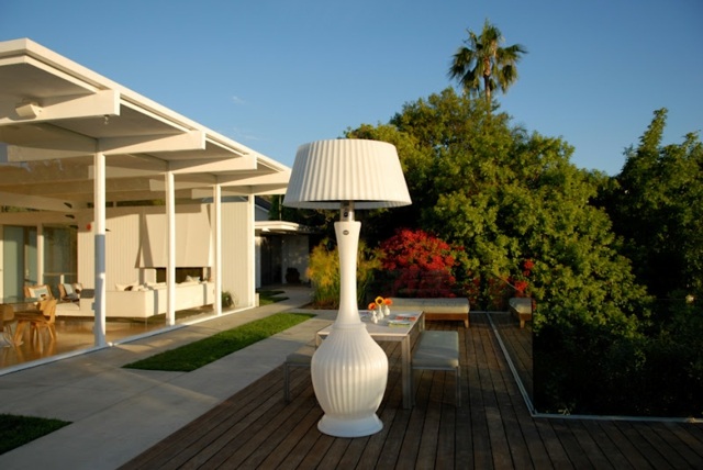 Lampe Garten Bereich moderne minimaistische Form Holzboden