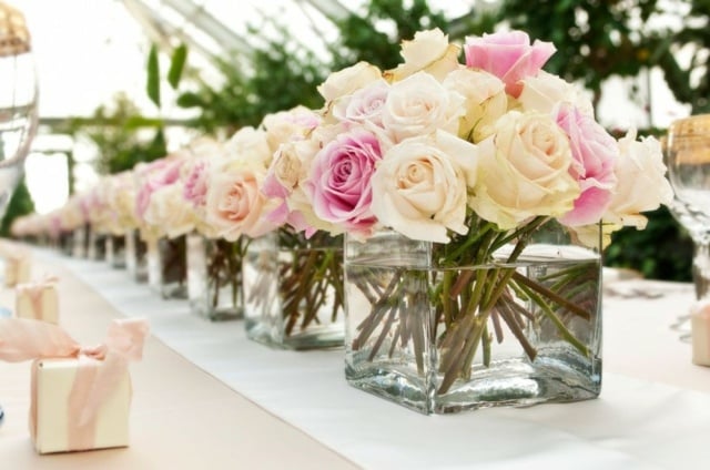Rosen große Vasen arrangiert Tisch Deko kleine Geschenke Gäste