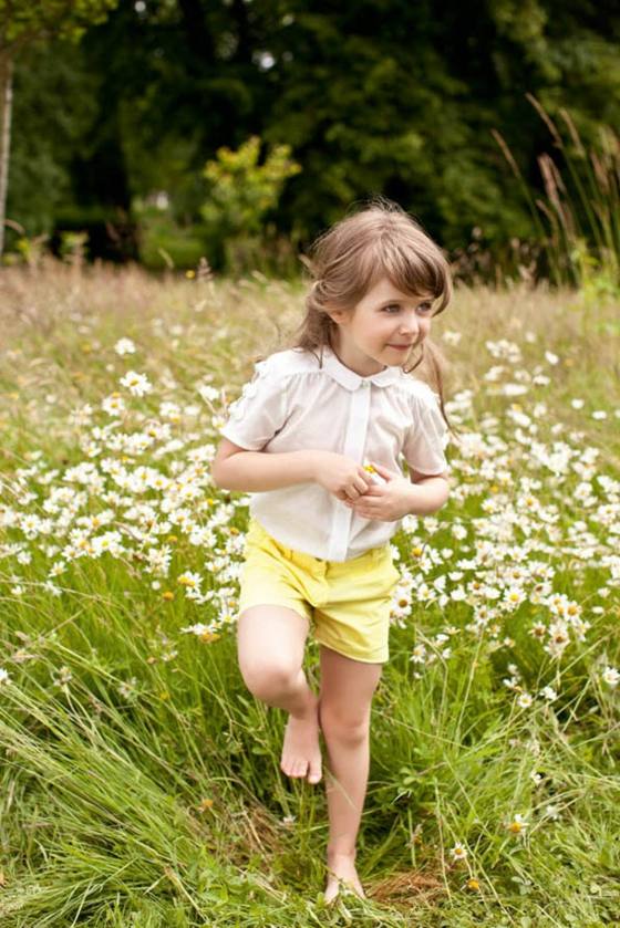 Gras-mit-Blumen-Wiese-bequeme-Kleidung-für-Mädchen-aus-Baumwolle