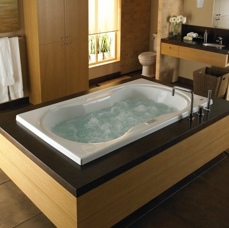Whirlpool Badewanne holz-verkleidung-idee-modern-einrichtung-badezimmer