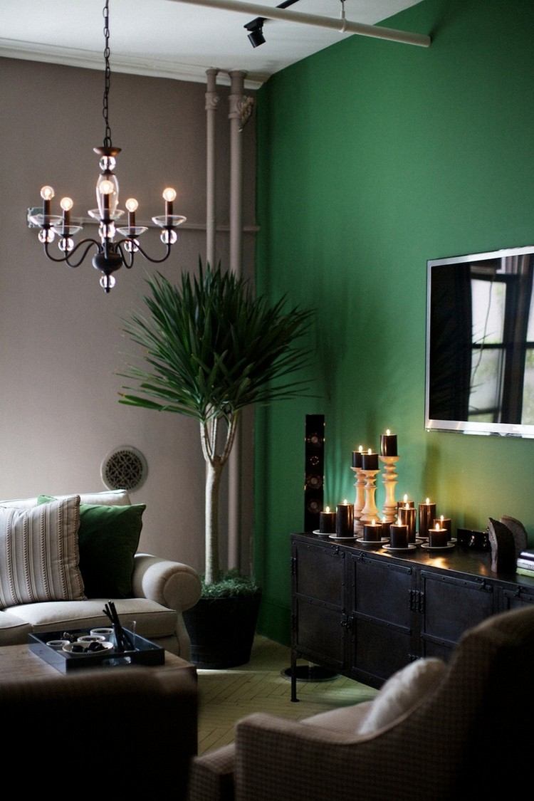 wohnzimmer-farbgestaltung-gruen-smaragdgruene-wandfarbe-taupe-wand