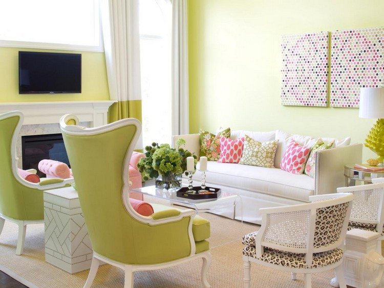 wohnzimmer-farbgestaltung-gruen-weisse-moebel-pinke-akzente