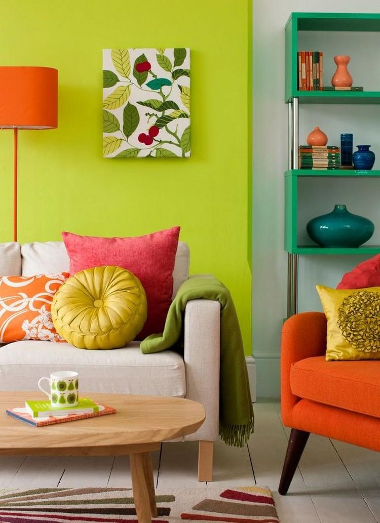 wohnzimmer-farbgestaltung-limettengruen-akzentwand-beige-sofa-holz-couchtisch