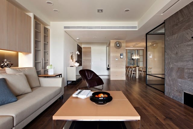 wohnzimmer-modern-holzboden-graubraunes-sofa-couchtisch