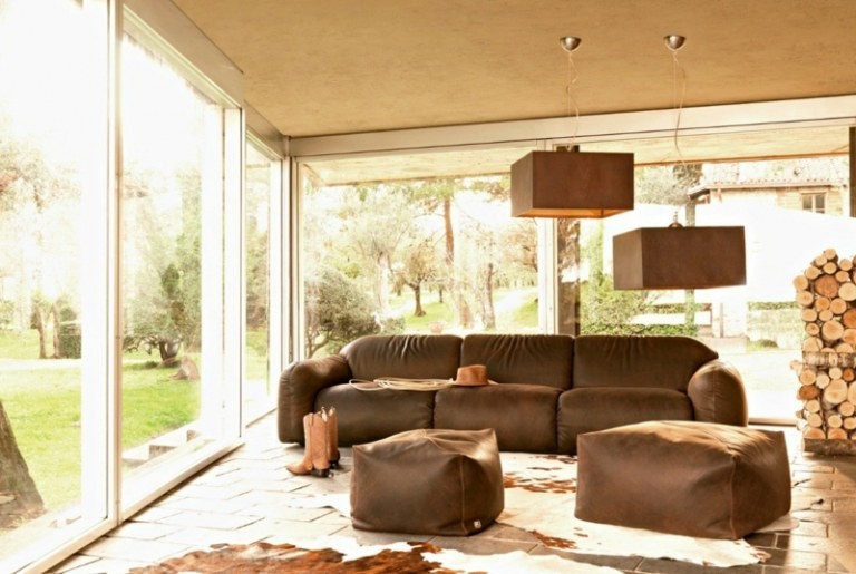 wohnzimmereinrichtung ideen rustikal modern stil leder couch braun fensterfront
