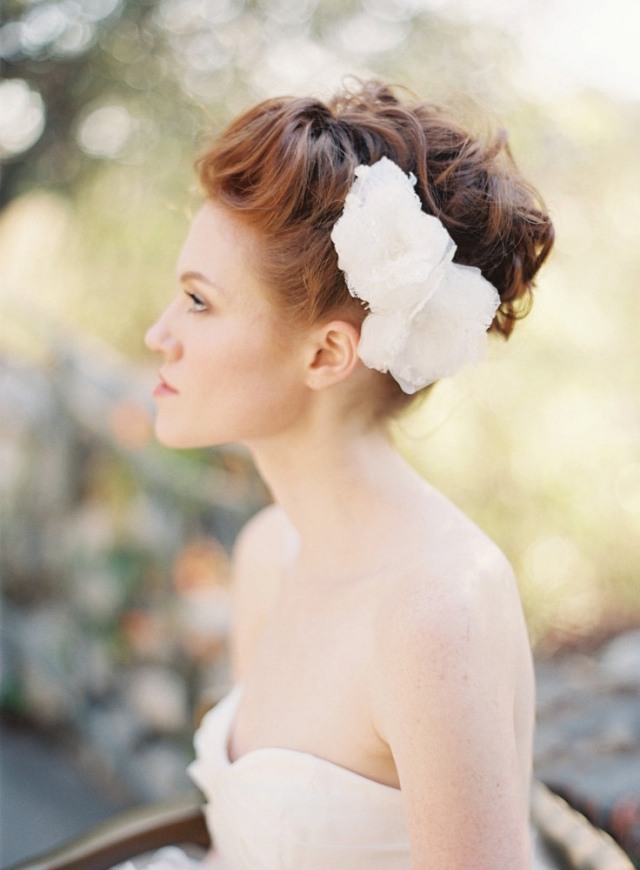 wunderschöne-Hochzeit-Looks-Hochsteckfrisur-updo-Haarbschmuck-Blüten