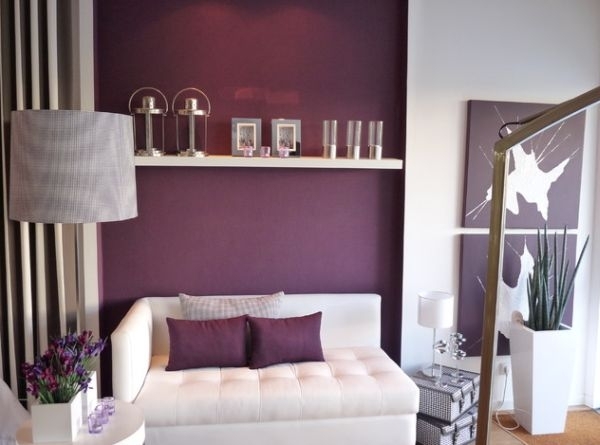 wände-wohnzimmergestaltung-in-der-Trendfarbe-Orchideen-Lila-weiße-möbel