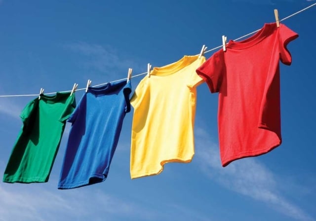 wäsche-draußen-hängen-lassen-bunte-tshirts