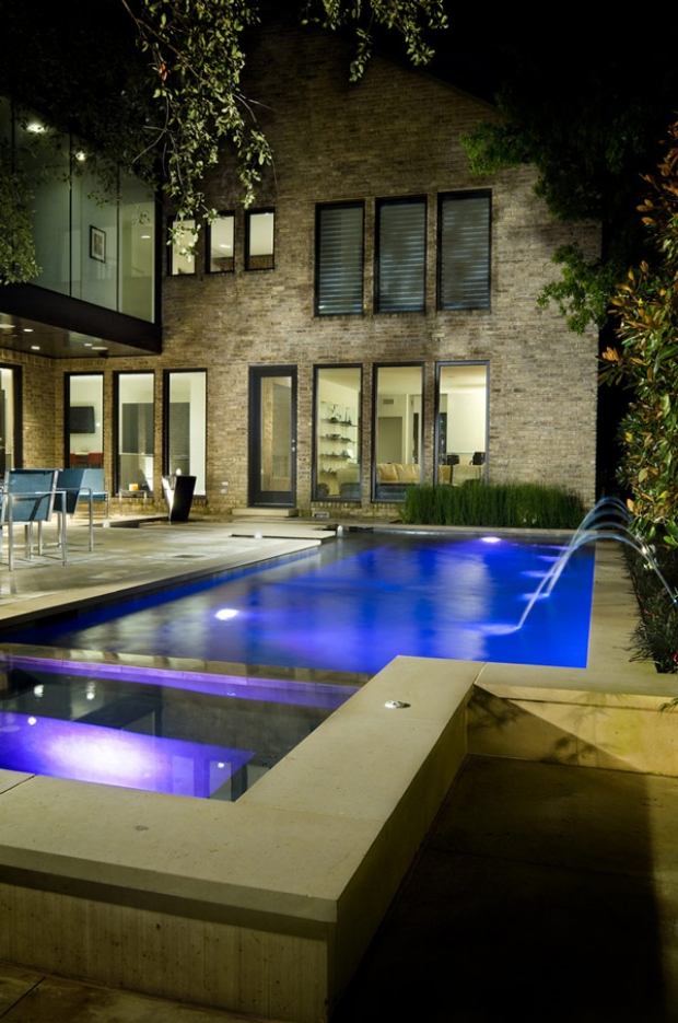 zeitgenössischer-pool-minimalistisches-haus-mit-garten-springbrunnen